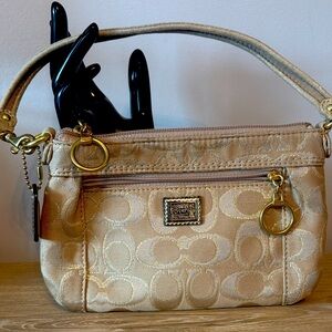 Coach Large Poppy Gold Metallic Signature Jacquard Wristlet ✨